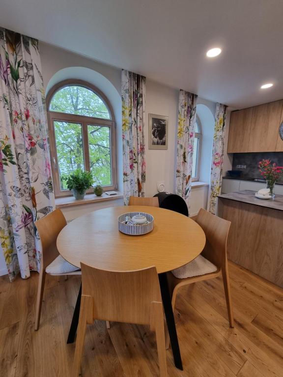 Dining area with round table and arched windows